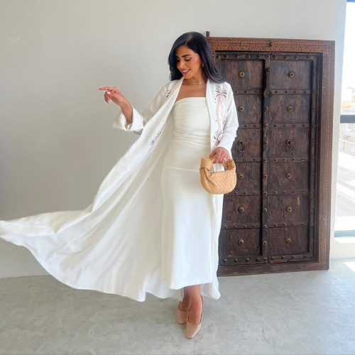 عبای گلدوزی شده سفید زیبا