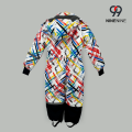 Traje de esquí infantil vibrante con diseño de pinceladas