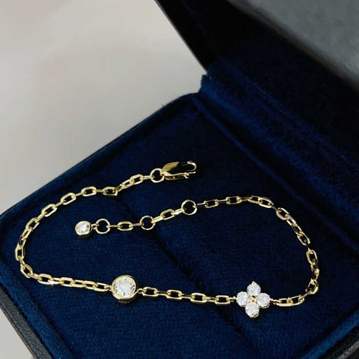 سوار وصلة من الذهب عيار 18 قيراطًا مصنوع من الماس وزهرة البرسيم