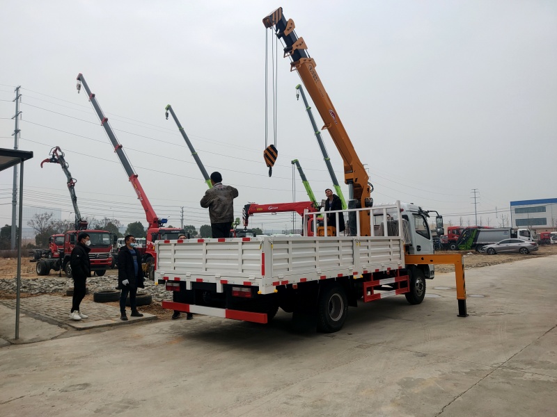 Dongfeng 140HP diesel engine crane transport truck