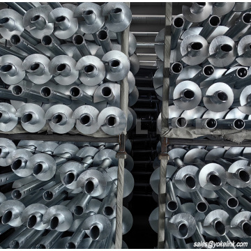 Földcsavaros, kerek tengelyű csavarvonalú cölöpök elektromos vezetékekhez