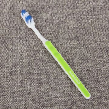 Deux installations de fabrication de poignées en plastique de brosse à dents de couleur