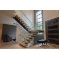 درج عالي الجودة في الداخل بتصميم حديث سلالم مستقيمة من الخشب الصلب