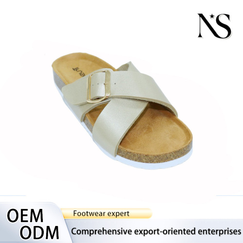 Slides dourados claros com alças cruzadas elegantes