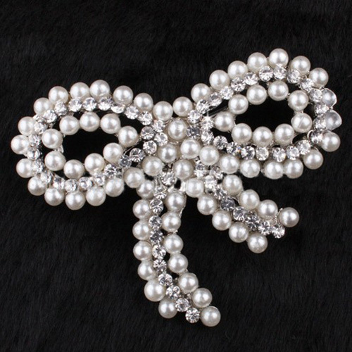 Nueva llegada diseño rodio plateado broche lazo forma perla cristal elegante arco de broches para las mujeres