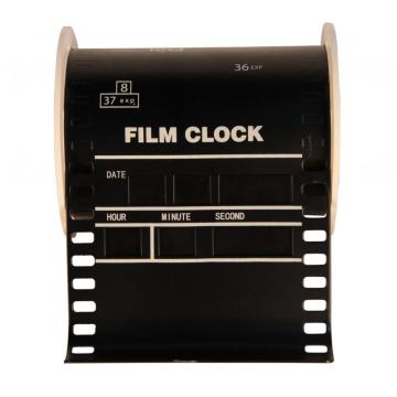 Reloj digital con alarma de película metálica en el escritorio