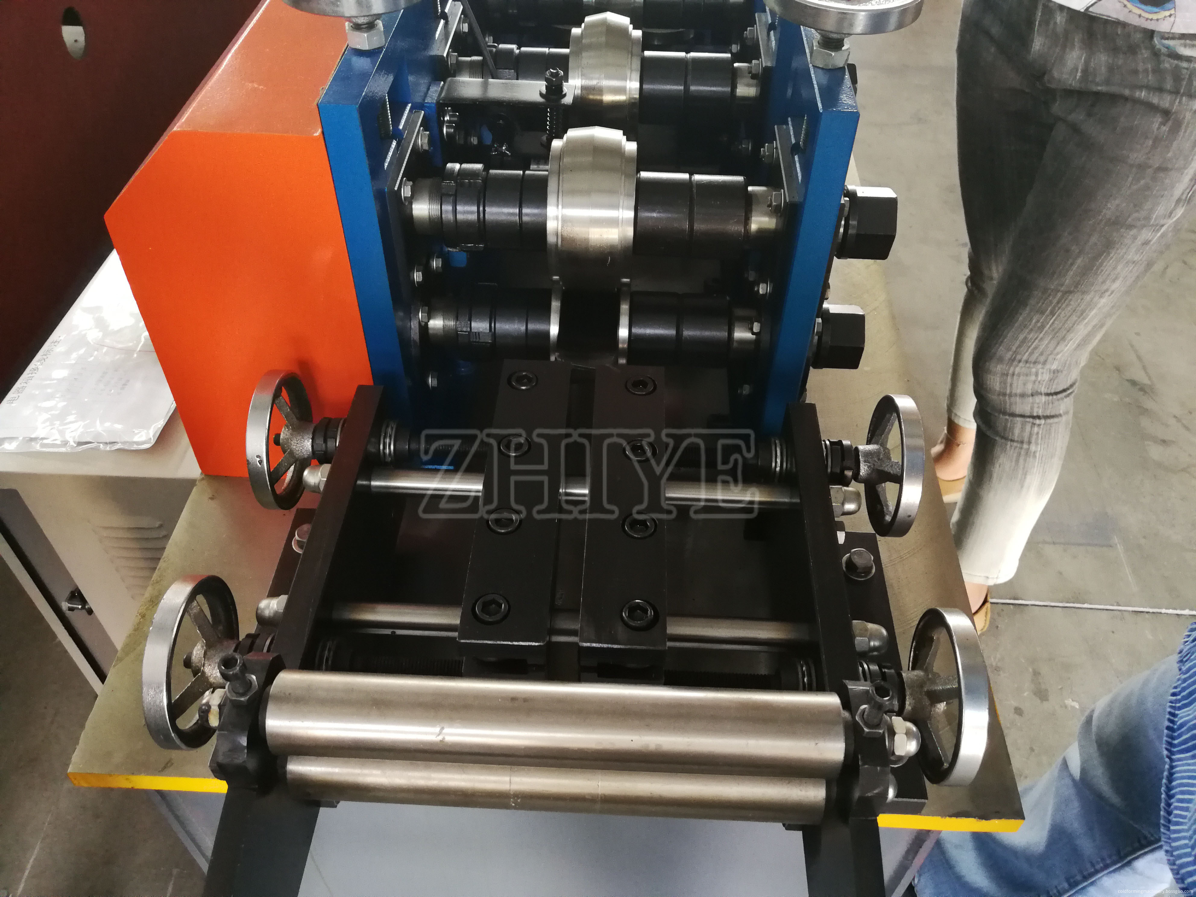 roll forming machine