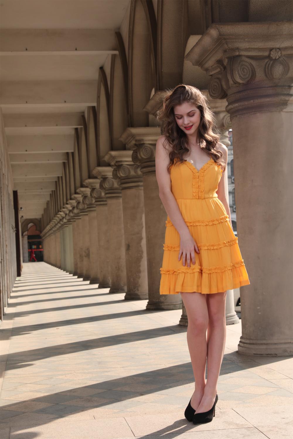 Vestido mostaza sin mangas entallado y con vuelo para mujer