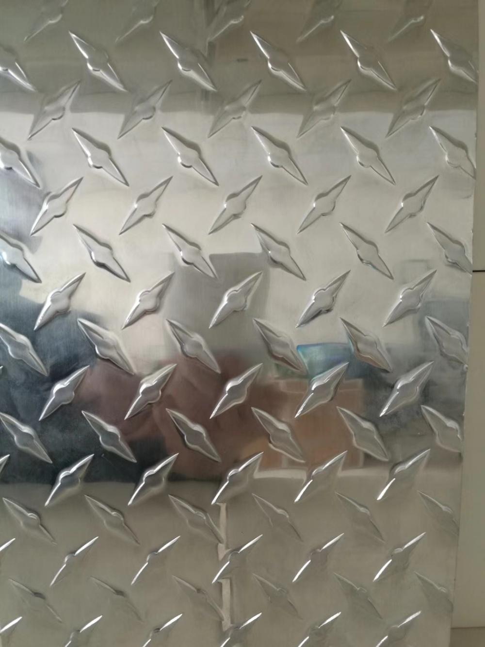 Aluminum checkered plate with small five bar