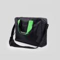 Tas laptop nilon hitam dalam promosi