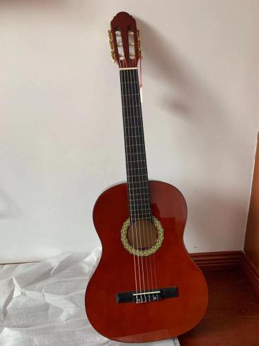 Guitarra de estudiante barata de la guitarra clásica de 39 pulgadas