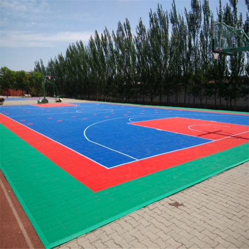 Court de basket-ball jouant à des revêtements de sol sports de plein air