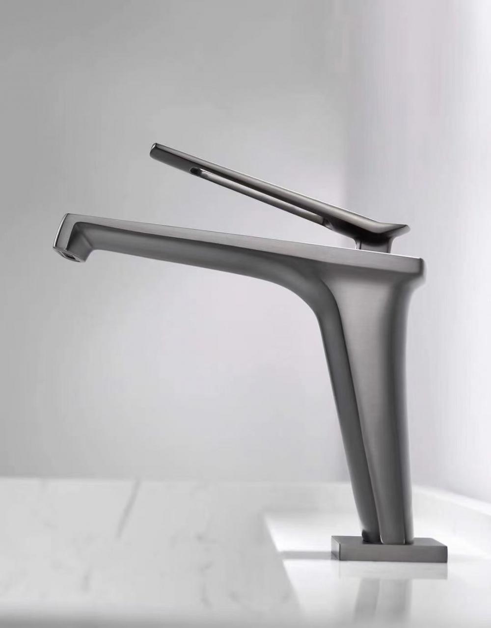 Single Hole 720 Degree Chrome Bathroom Faucet Basin Mixer