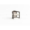 Silla de brazo de madera con ratán hacia atrás