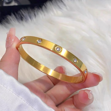 Gold-Plated Star Cluster Rhinestone Titanium Bangle