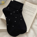 단순한 메쉬와 통기성을 가진 폴카 도트 미드 튜브 양말의 한국 버전