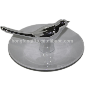 plating bird stands on home decorative white ceramic plates