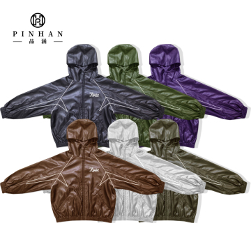 Chaqueta PU de ODM/OEM personalizada con capucha y rayas blancas para hombres jóvenes