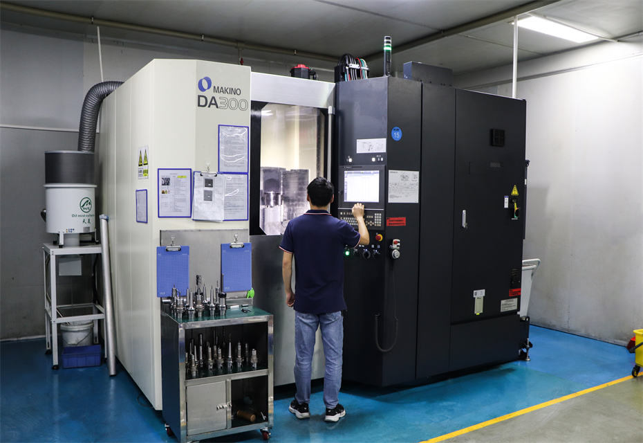 Makino DA300 5-axis Vertical Machining Center