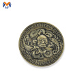 Limpieza de monedas de edad de metal de bronce