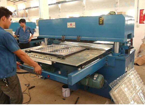 Plastic cutting machine