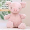 Un animal en peluche rose maigre