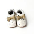 Zapatos de bebé de piel suave con nudo de lazo estampado
