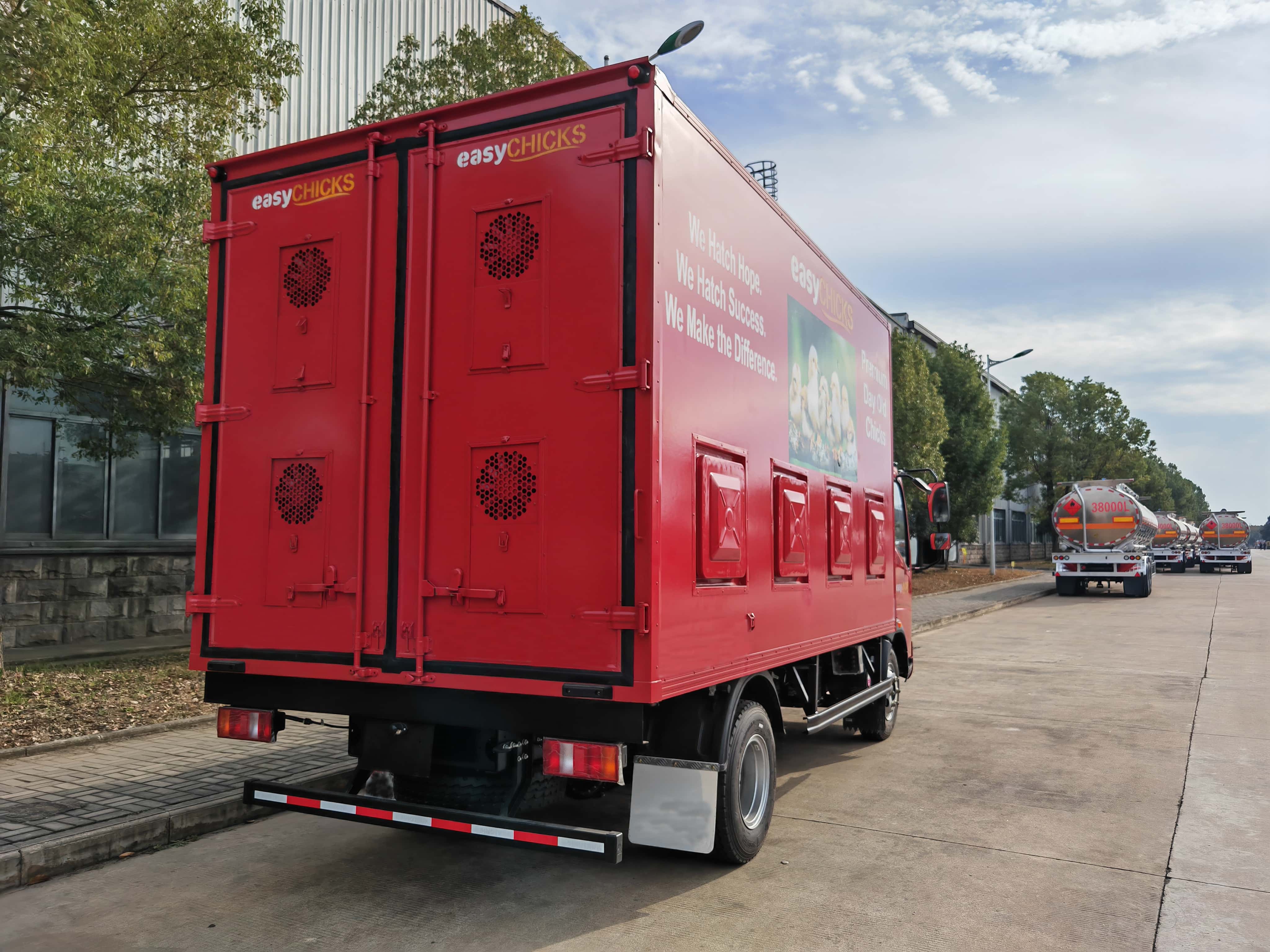 HOWO 4X2 light duty van box transport veicle