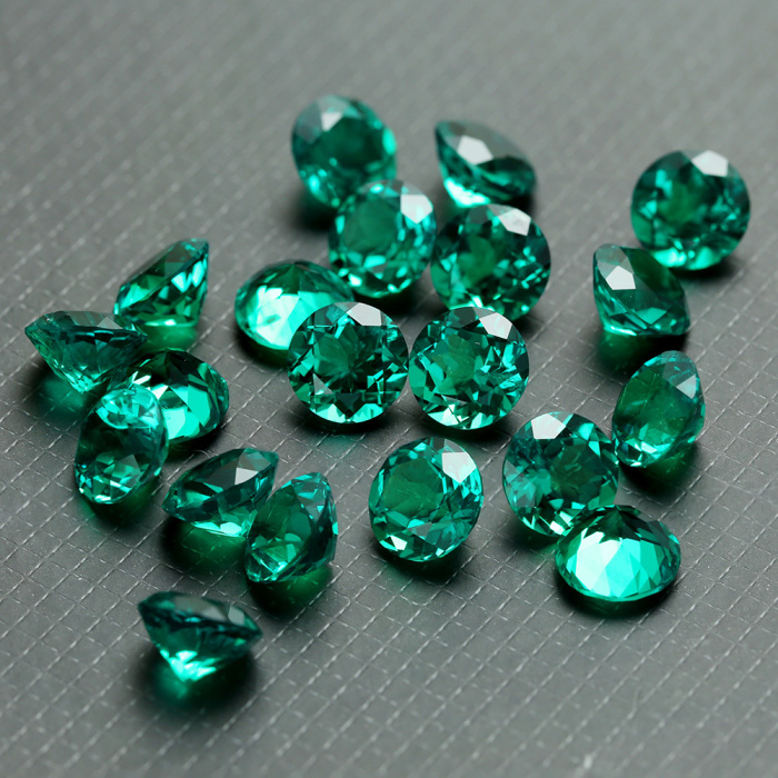 Émeraude hydrothermale ronde de couleur verte de Colombie, taille brillant