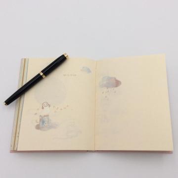 Caderno de papel com página colorida