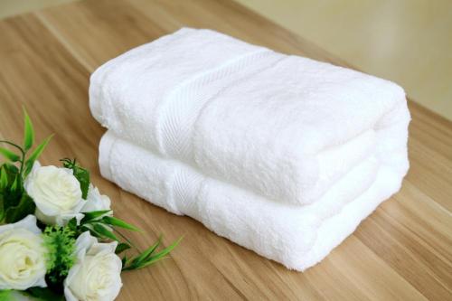 100% βαμβάκι hotel και εσωτερικών χρήση πετσέτα μπάνιου λευκό σατέν λεπτομερειών