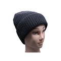 Теплая черная вязаная шапка на все времена года