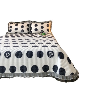 Set mit gestepptem Bett mit Spitze verlost