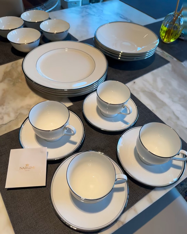 Stylish High-End Dinnerware with Warm Tones and Solid Texture