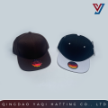 Однотонная кепка с плоским козырьком безымянного производителя