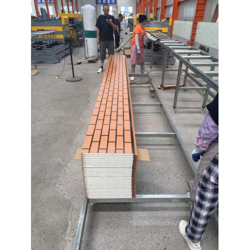 Painel esculpido em metal laranja com padrão de tijolo padrão e borda preta