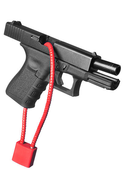 Uma arma de fogo da mão de mão está trancada com um cabo de segurança para impedir que alguém dispare a arma.