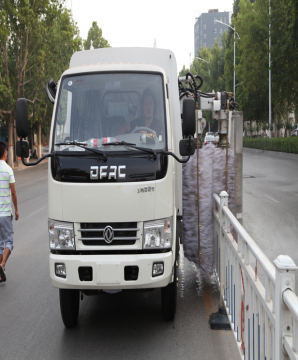 Road guardrail cleaning machine