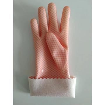 Los guantes transparentes de la cocina.