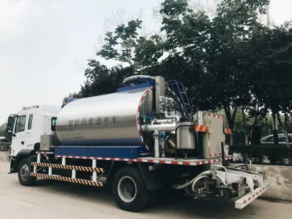 Synchronous Asphalt Gravel Chip Sealer Truck - 2.6m³ Road Asphalt Spreader Machinery