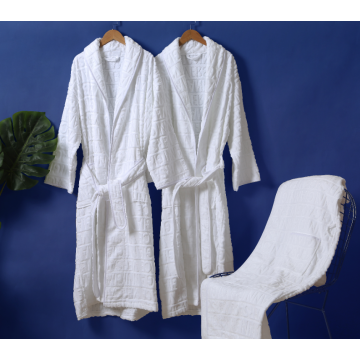 Bathrobe de velours en velours blanc avec col châle