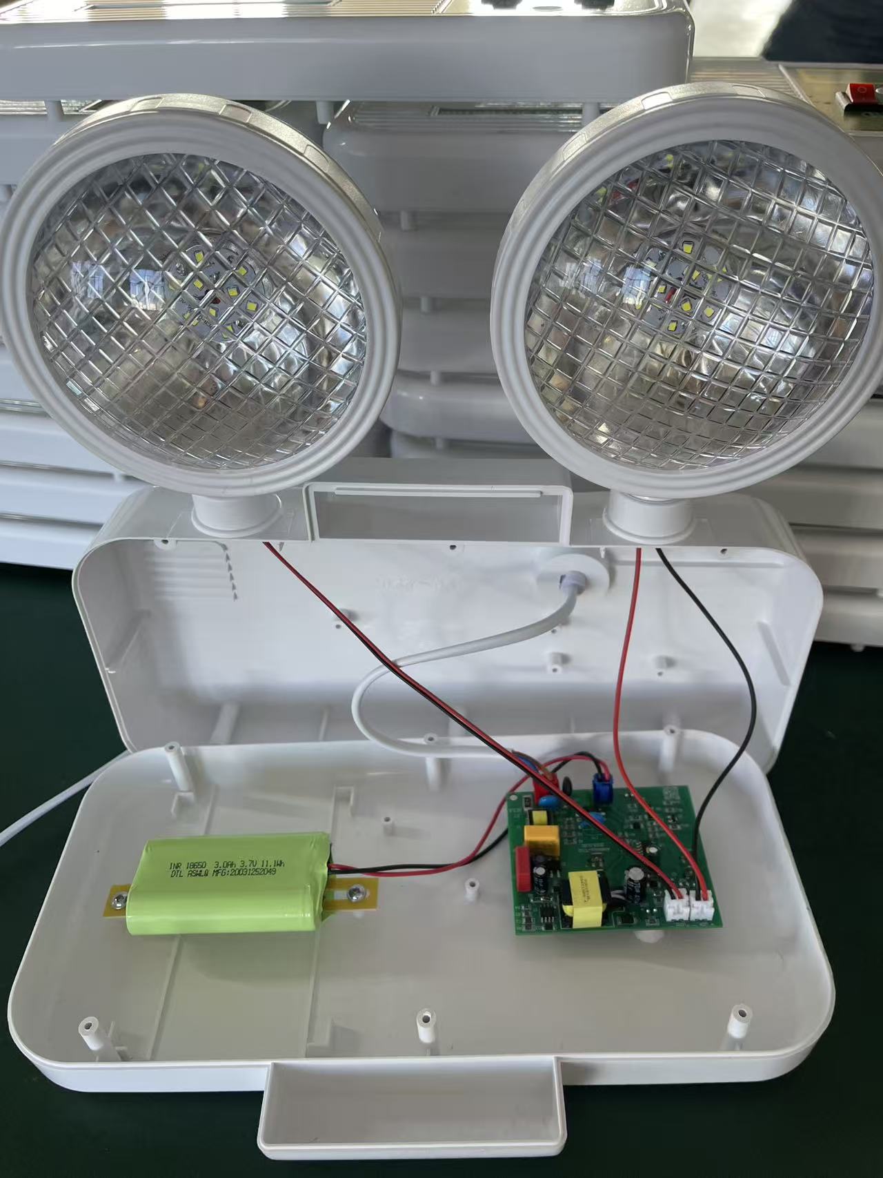 Led emergency light with 6 hours
