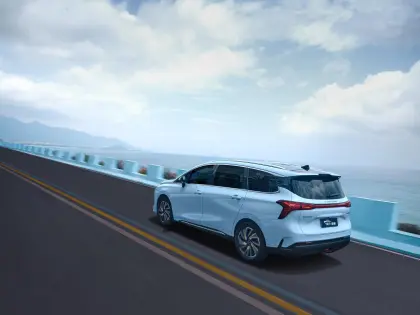 Chinese M4 Hybrid Electric Luxury EV MPV: Fuel Cell Powered Hot Car