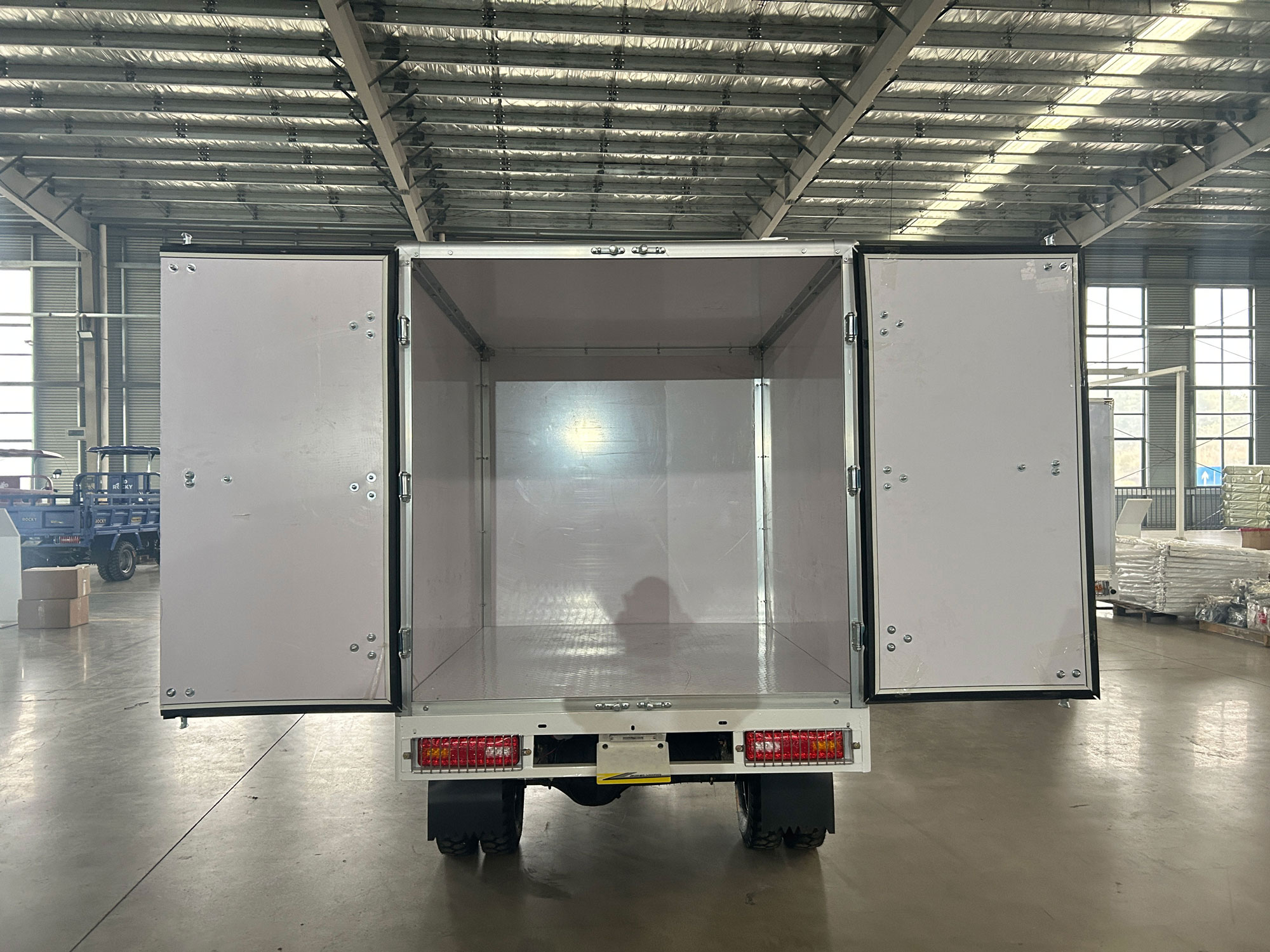 Triciclo resistente de caja de carga cerrada para transporte eficiente