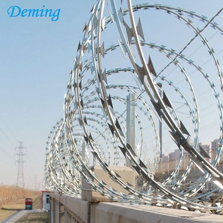 BTO-22 960mm Diameter Galvanized Military Concertina Razor Barbed Wire