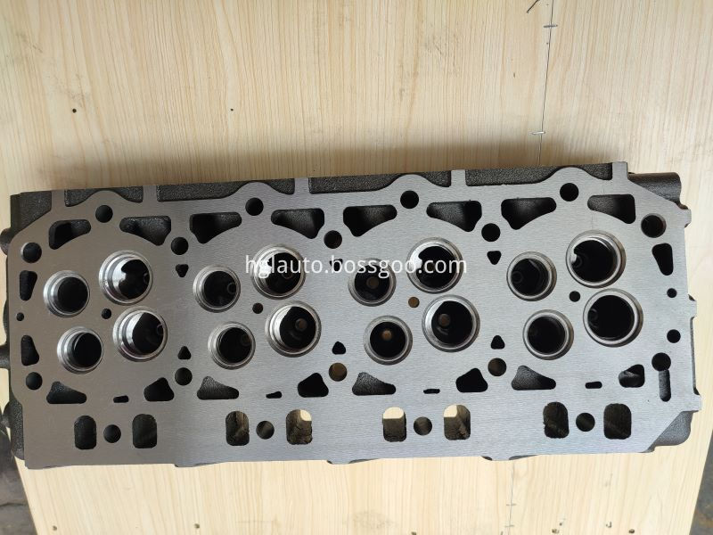 4TNV106 cylinder head 04