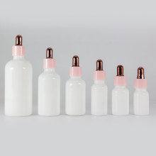 زجاجة مستحضرات تجميلية زجاجية بيضاء مع قطارة الخيزران