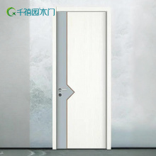 Les portes intérieures sont minimalistes et modernes