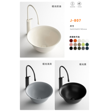 Lavandini del bagno con disegni artistici a mano lavatro