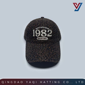 Cap-ontwerp met gebogen rand en luipaardprint